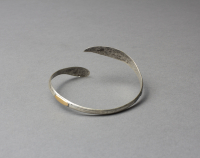 Tlingit%20artist%2C%20%3Cb%3E%3Ci%3E%20Narrow%20Silver%20Bracelet%3C%2Fi%3E%3C%2Fb%3E%2C%20ca.%201850%2C%20silver%20and%20gold%2C%20Museum%20Purchase%3A%20Indian%20Collection%20Subscription%20Fund%2C%20Rasmussen%20Collection%20of%20Northwest%20Coast%20Indian%20Art%2C%20no%20known%20copyright%20restrictions%2C%2048.3.197
